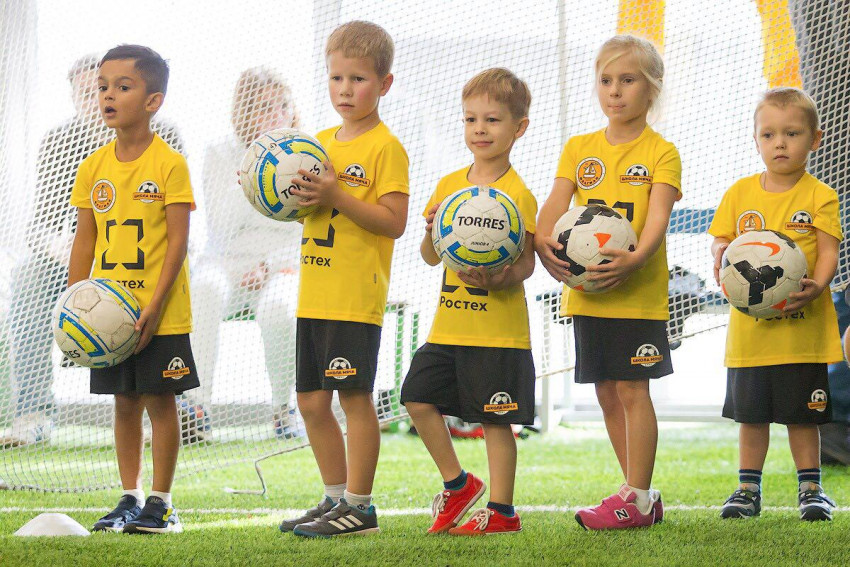 Дети держат футбольный мяч