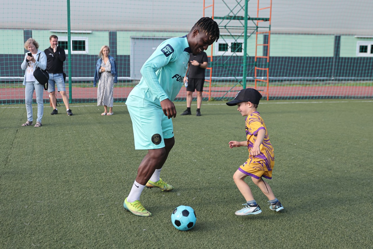 Эль Гаучо 2drots играет в футбол с воспитанниками футбольной академии Школа мяча.jpeg Эль Гаучо 2drots играет в футбол с воспитанниками футбольной академии Школа мяча