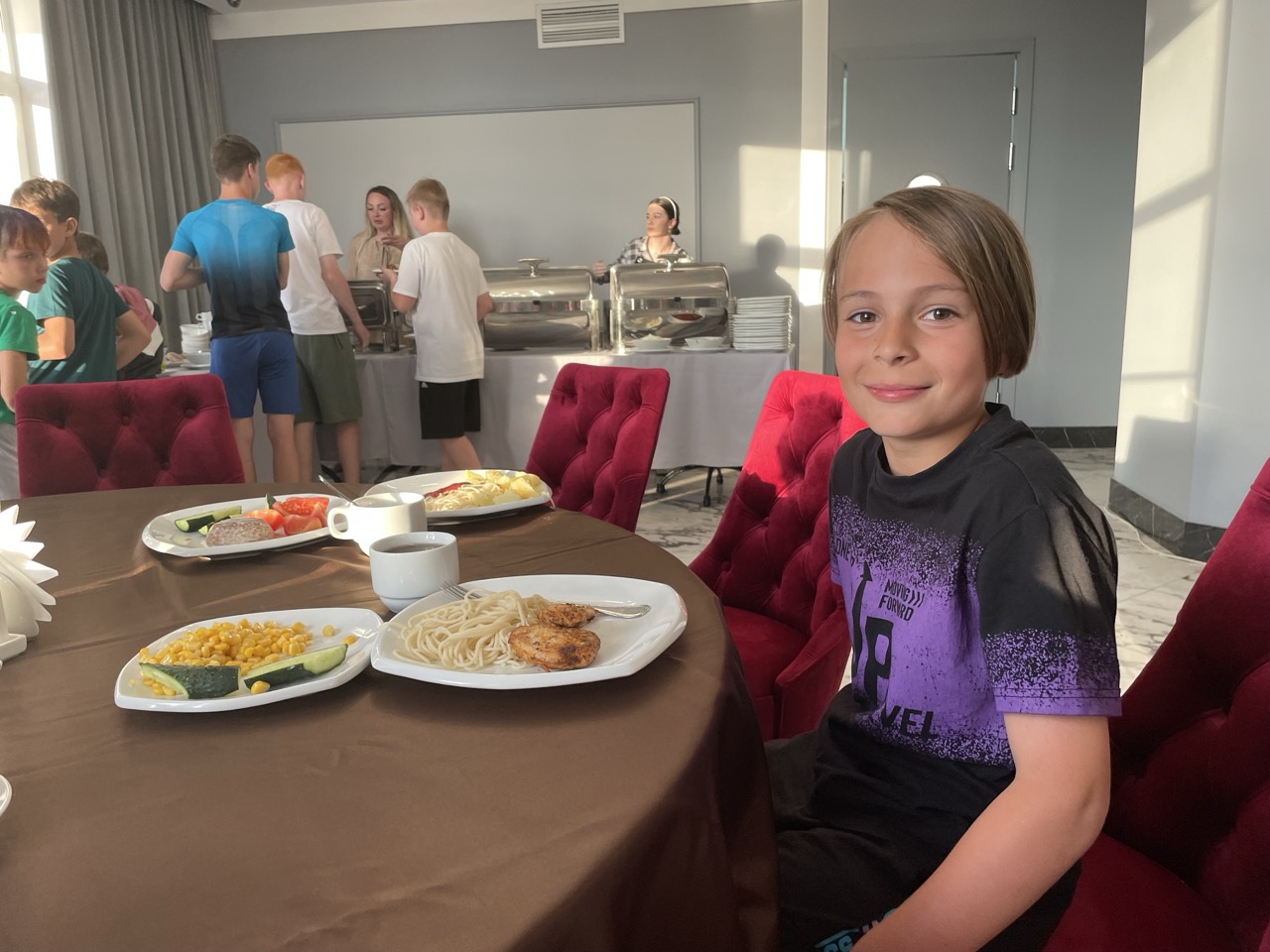 Футболист детской футбольной академии Школа мяча сидит за обеденным столом.jpeg Футболист детской футбольной академии Школа мяча сидит за обеденным столом