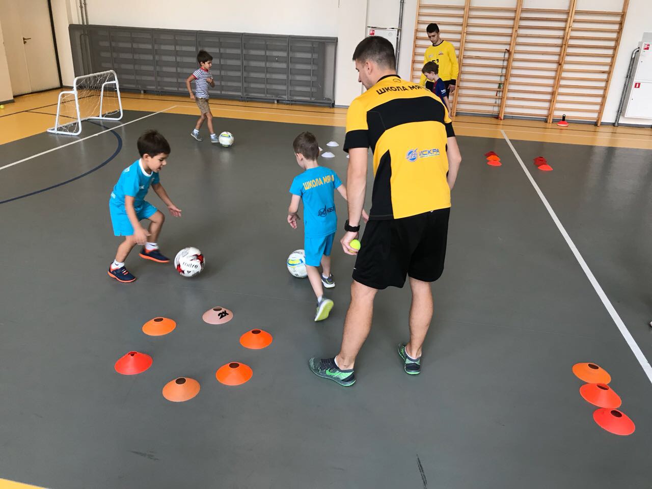 Футбольная тренировка для детей 6-7 лет в Школе мяча