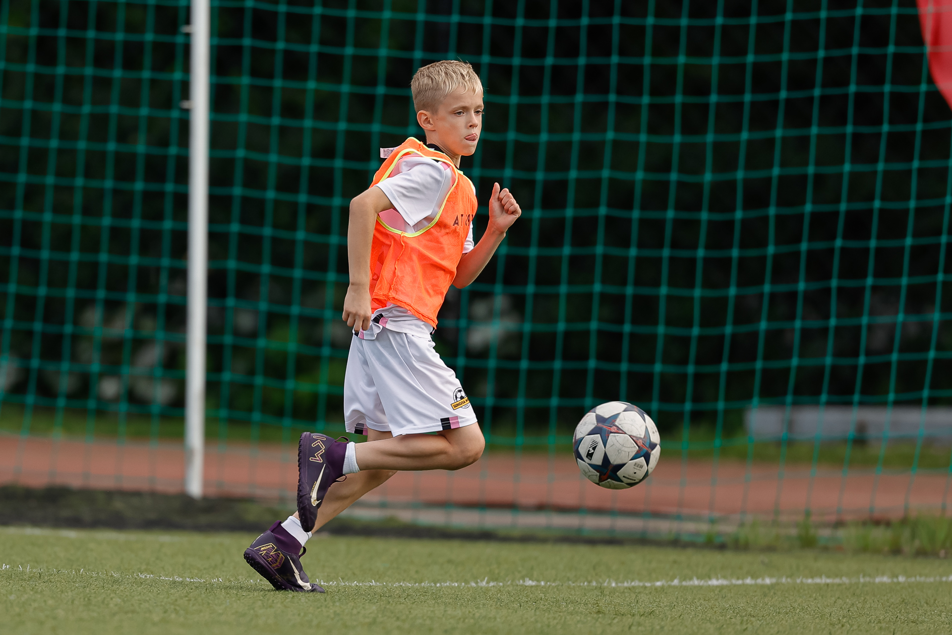 Футболист с мячом на поле - футбольная академия Школа мяча.jpg Футболист с мячом на поле - футбольная академия Школа мяча