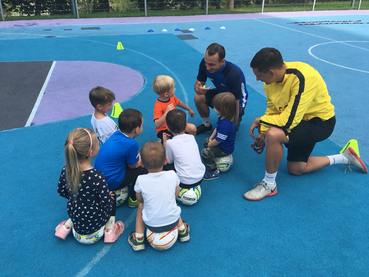 Тренеры объясняют детям 4-5 лет футбольный элемент - футбол для детей 4-5 лет в Школе мяча.jpeg Тренеры объясняют детям 4-5 лет футбольный элемент
