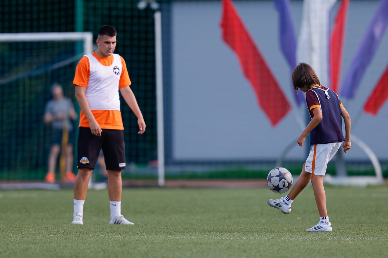 Легкое жонглирование мячом - разминка футболиста - Школа мяча