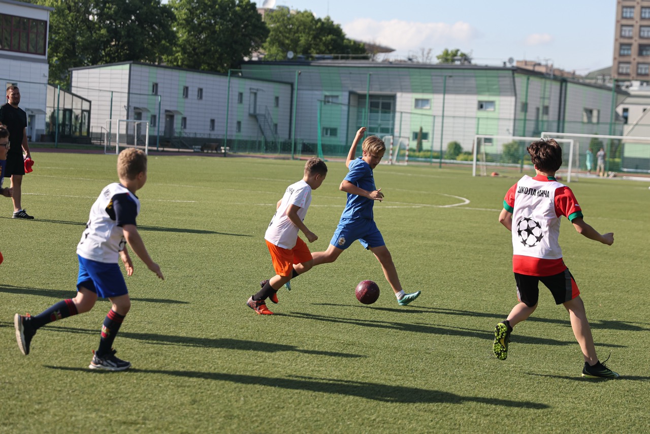 Тренировка по футболу дети 13-14 лет в клубе Школа мяча