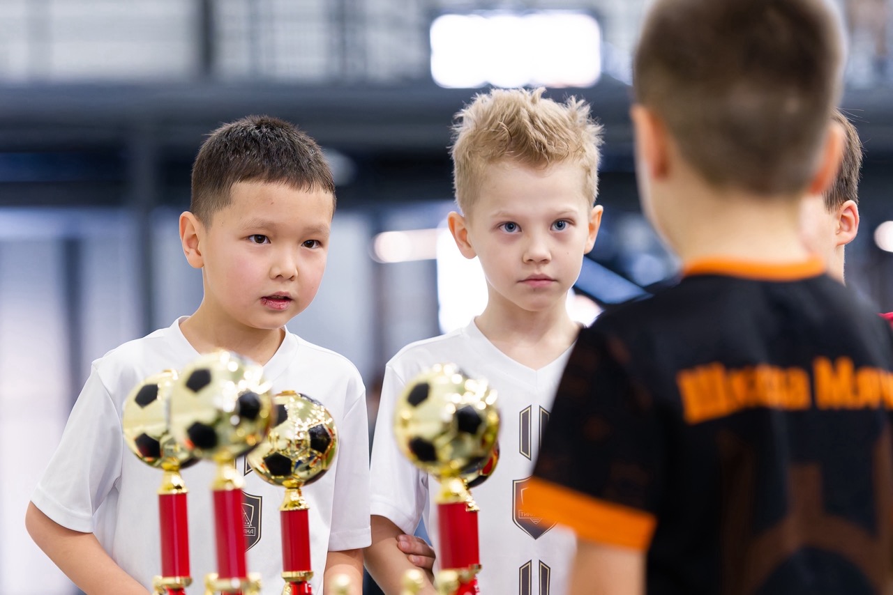 Капитан детской футбольной команды Школа мяча на детском футбольном турнире