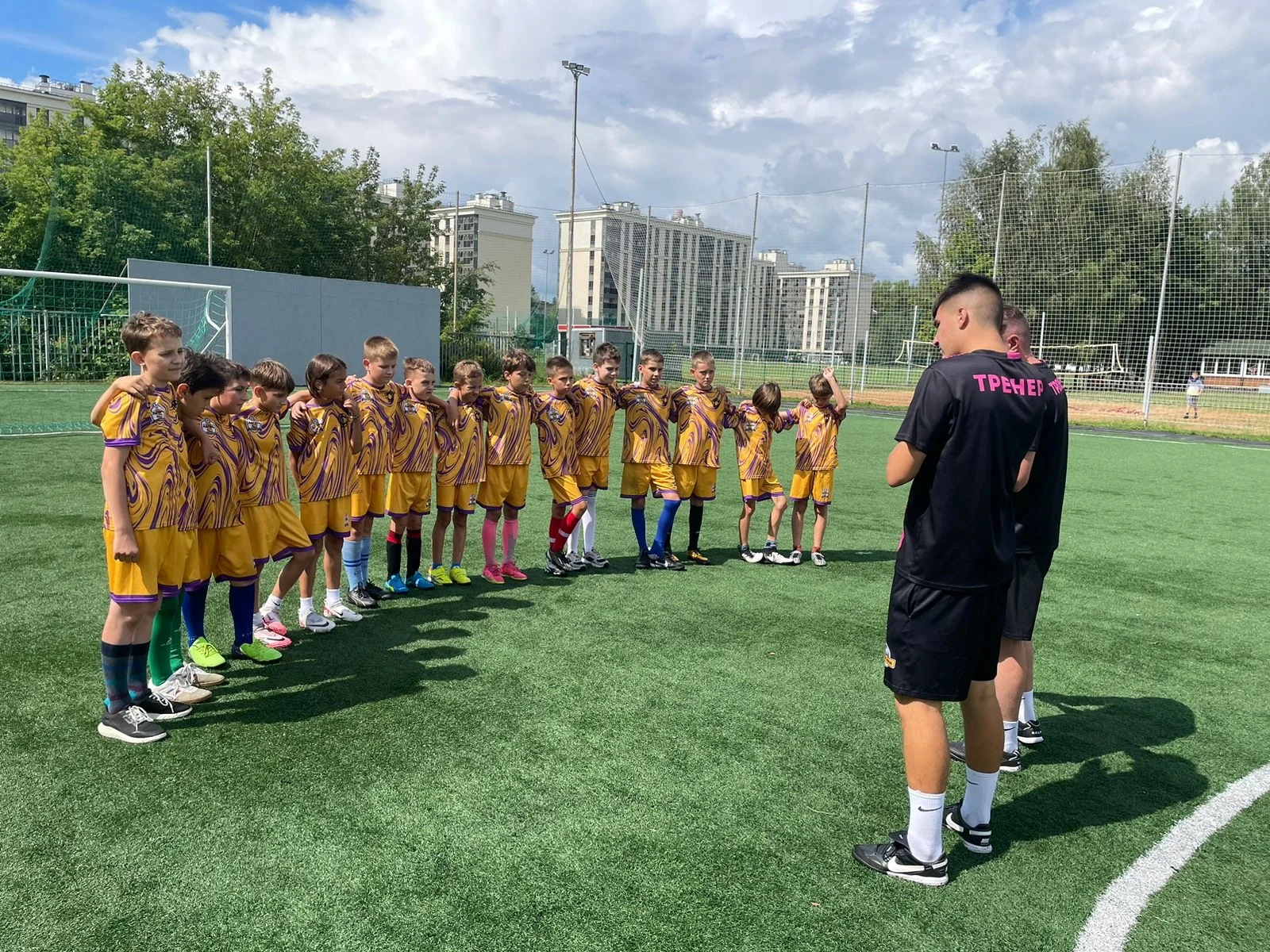 Несколько тренеров на тренировке в футбольном лагере Школа мяча.JPG Несколько тренеров на тренировке в футбольном лагере Школы мяча контролируют безопасность детей