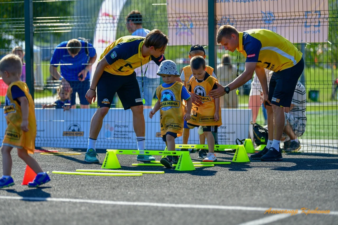 Футбольное упражнение для детей 4-5 лет в футбольной школе для детей Школа мяча.jpeg Футбольное упражнение для детей 4-5 лет в футбольной школе для детей Школа мяча