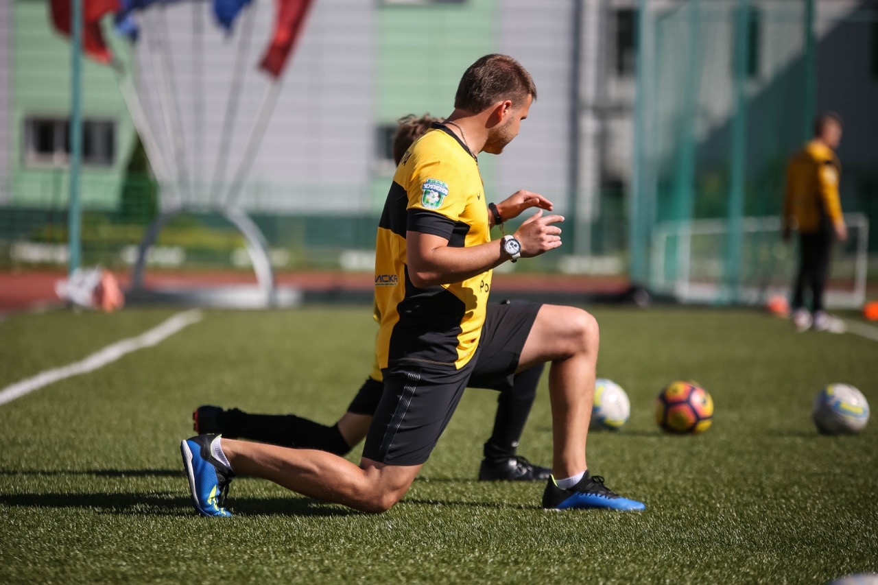 Выпады с шагом - разминка футболистов - Школа мяча