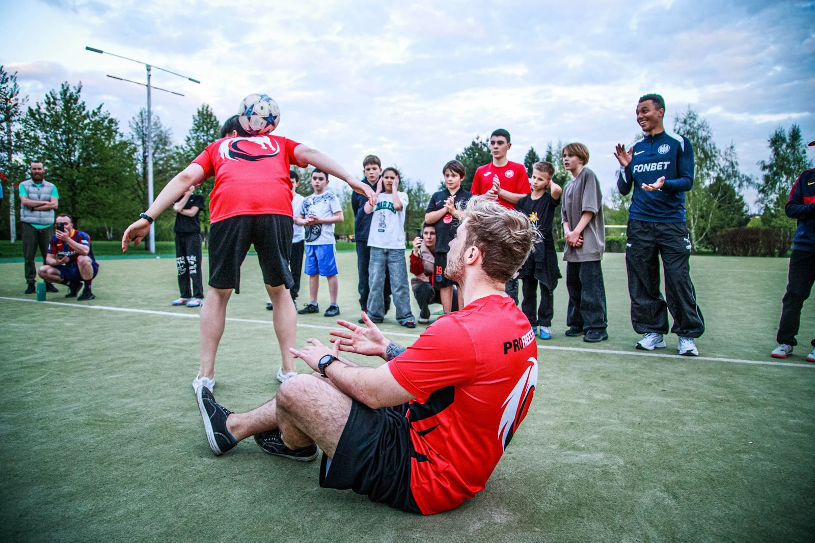 Футбольный фристайл в футбольной школе для детей Школа мяча