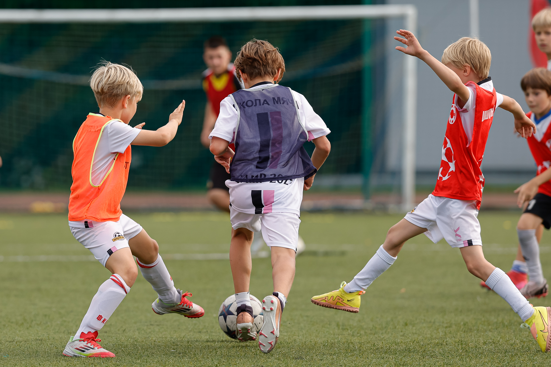 Дети играют в мини-футбол в футбольной академии Школа мяча.jpg Дети играют в мини-футбол в футбольной академии Школа мяча