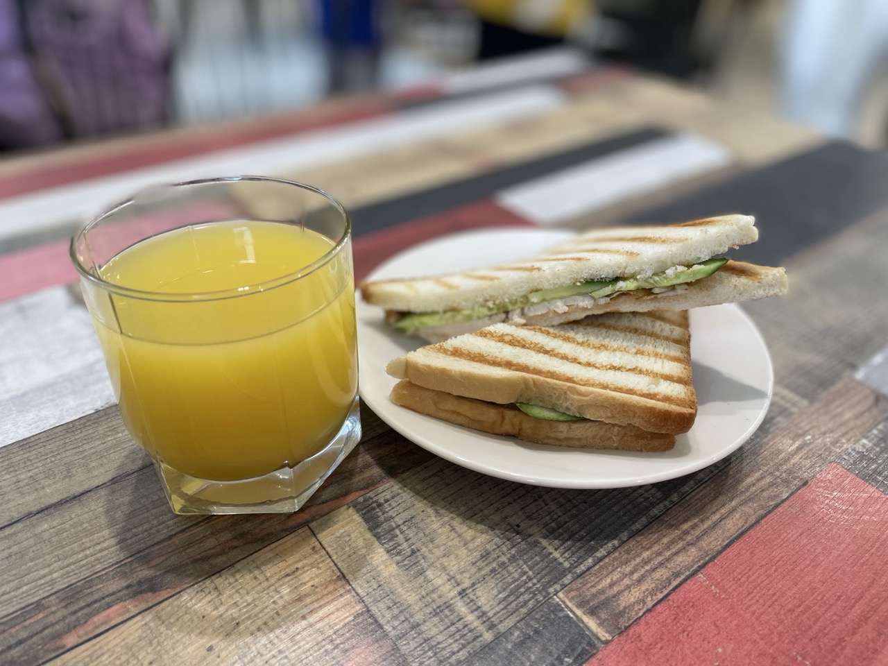 Сок и бутерброд на перекус для спортсмена