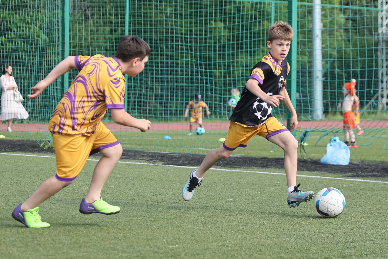 Дети футболисты 11-12 лет играют в футбол в детской футбольной академии Школа мяча