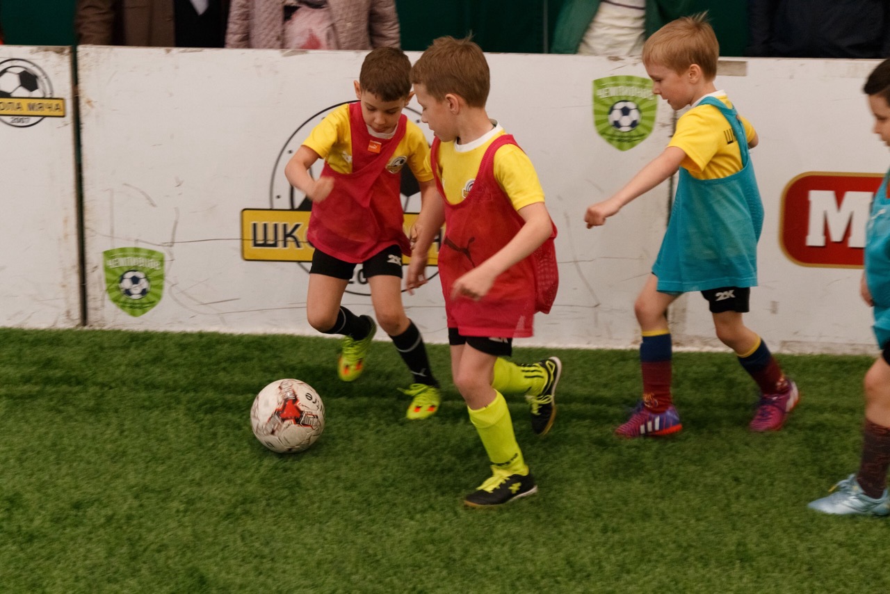 Тренировка по футболу на газоне дети 6-7 лет Школа мяча